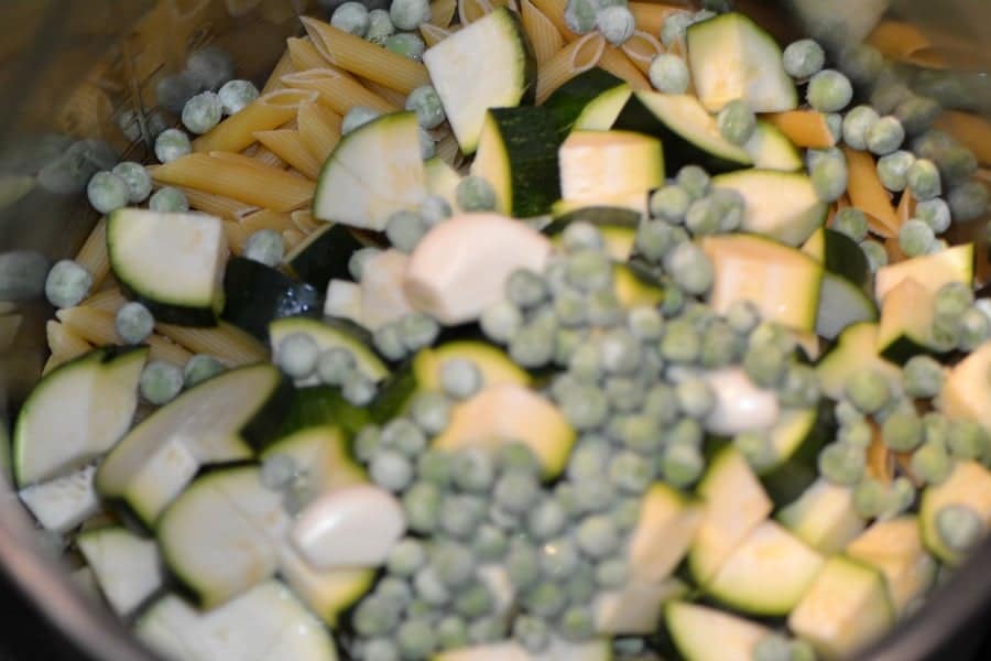in pot pasta and peas