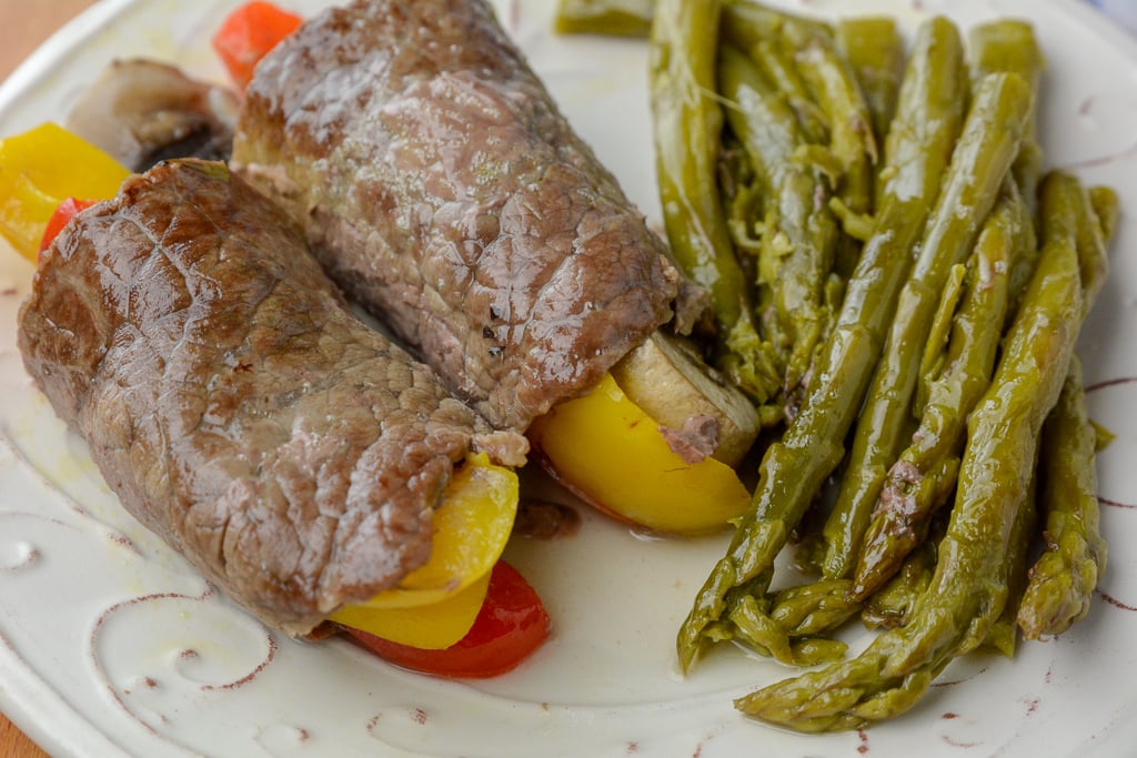 steak roll with asparagus