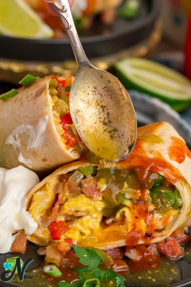 Breakfast-burrito-with-toppings