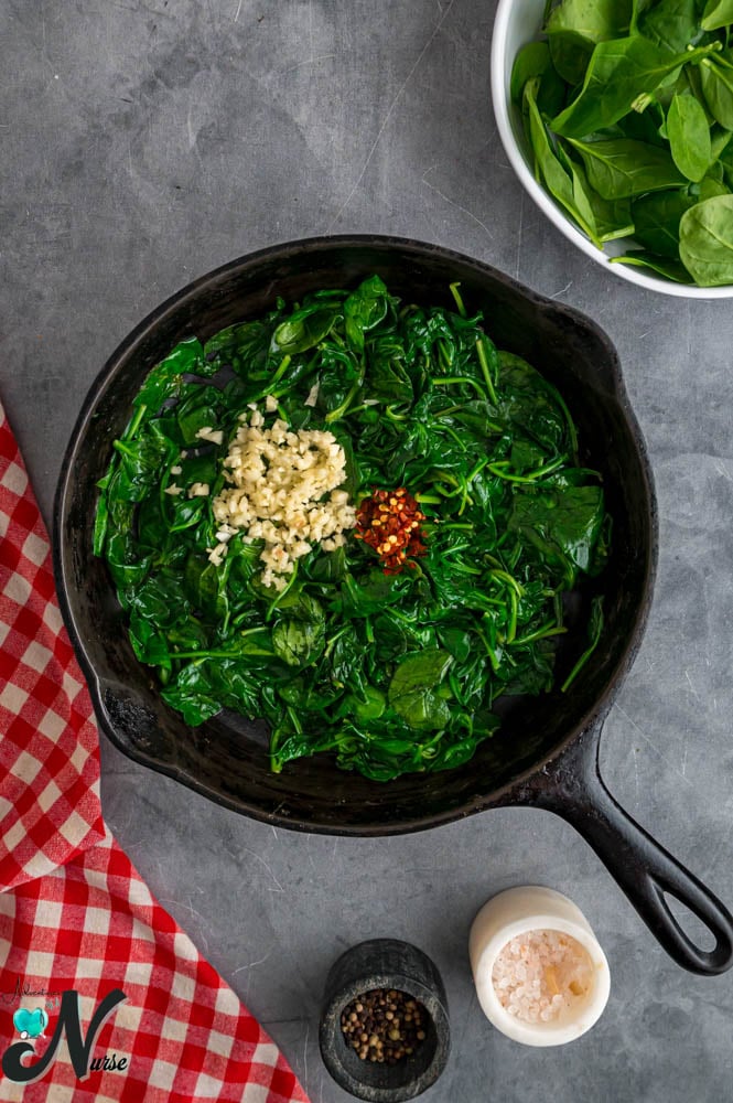 add-seasonings-to-spinach